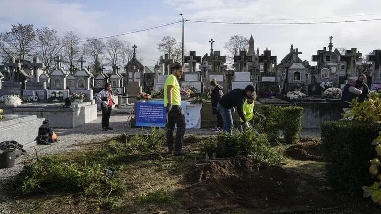 Excavan la fosa de Celanova en la se cree que hay siete represaliados asturianos