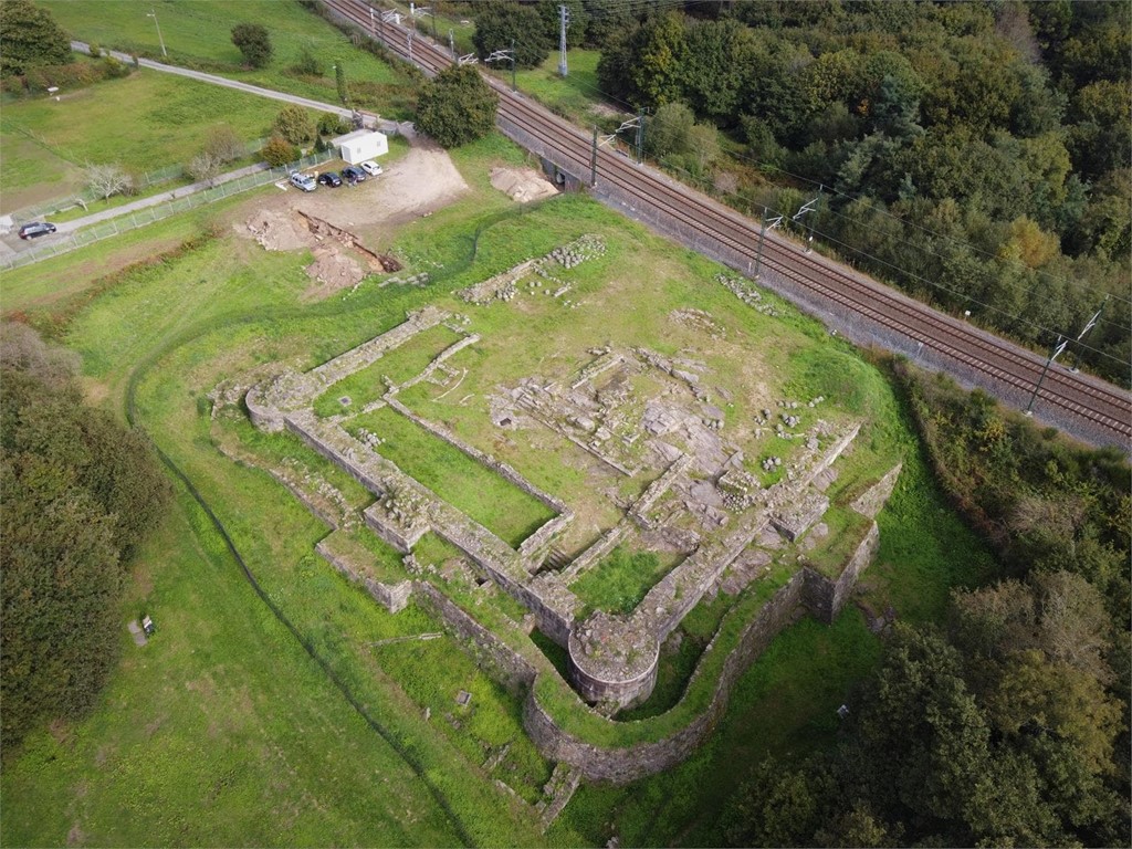 Noticia da situación da terceira muralla e foxos do castelo de Rocha Forte (Santiago de Compostela)